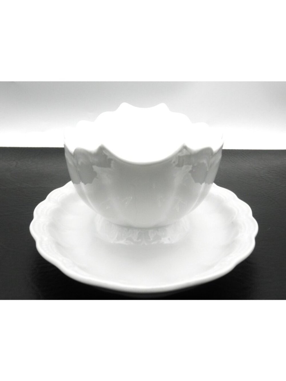 Hutschenreuther Viktoria Gravy Boat with Attached Underplate Excellent! - Picture 2 of 9
